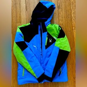 Spyder Ski Jacket for kids. Fit my 11/ 12 year old boy. Waterproof for skiing.